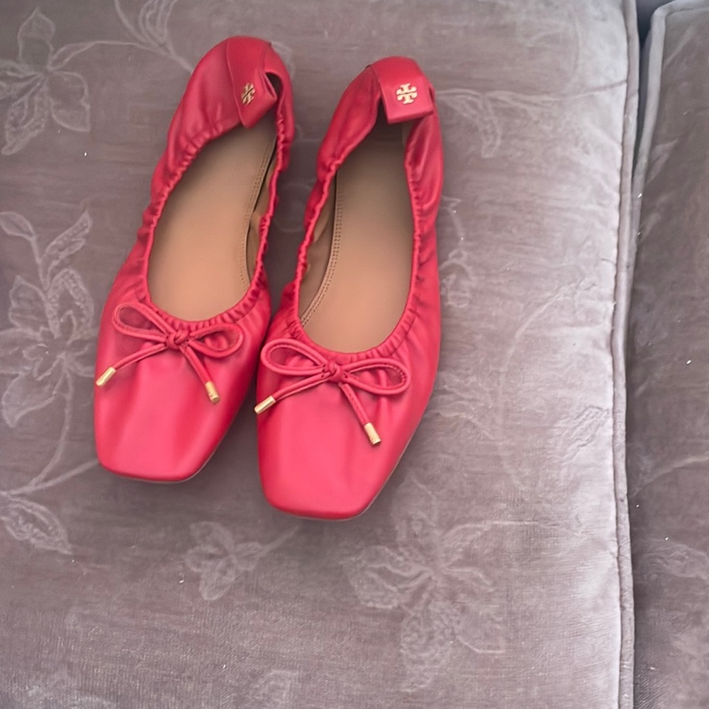 Beautiful Red pink  Tory Burch size 10 shoe with gold trim and bow.